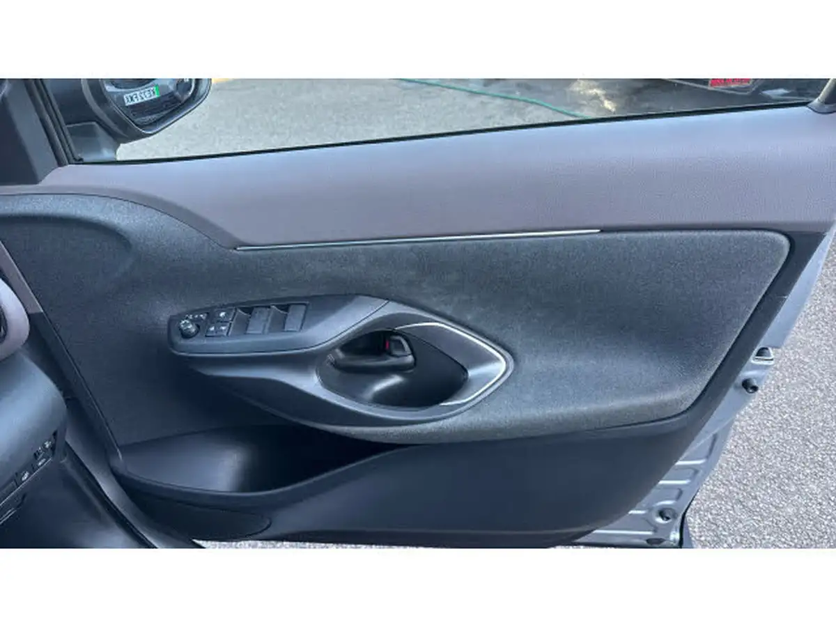 2022-toyota-yaris-cross-15-vvt-i-excel-big-32