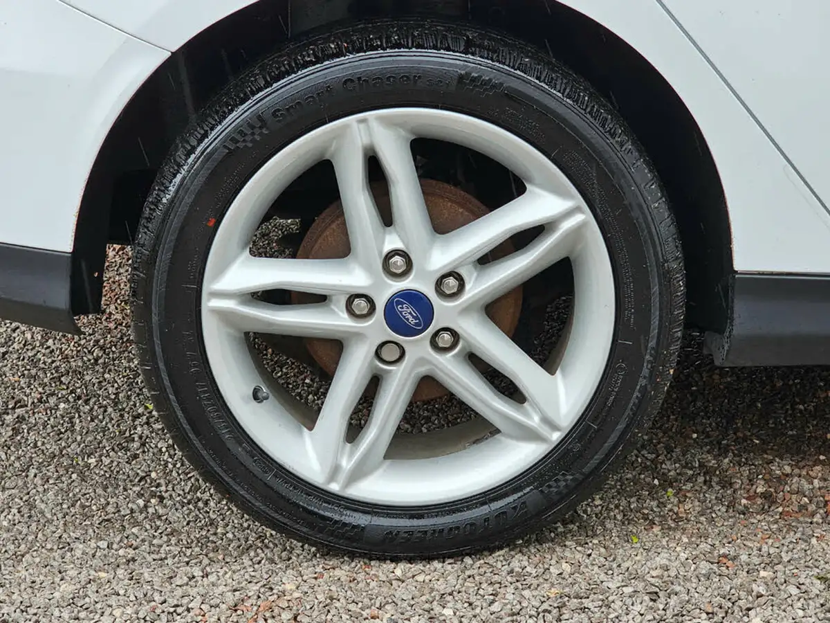 2016-ford-focus-10t-zetec-125ps-hatchback-big-17