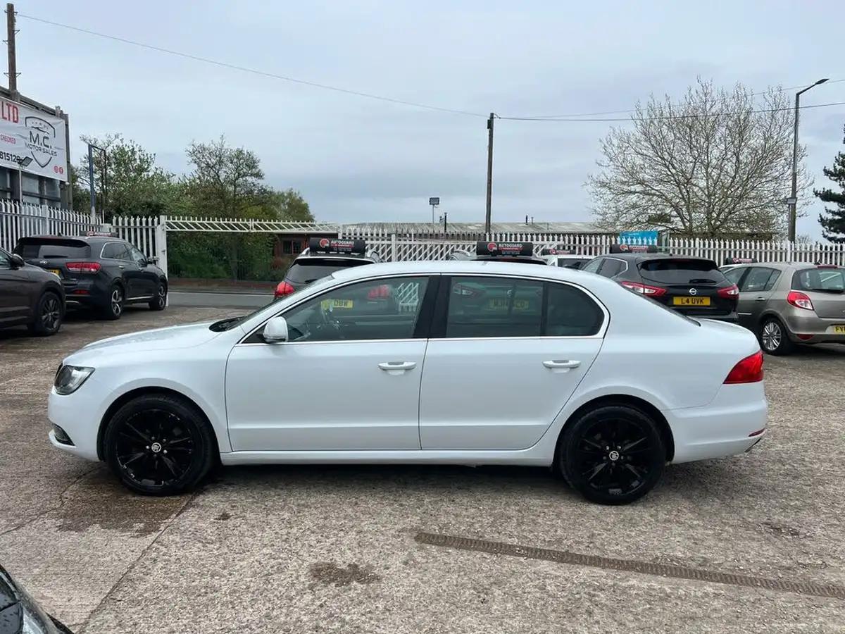 2014-skoda-superb-20tdi-black-edition-140ps-hatchback-dsg-big-13