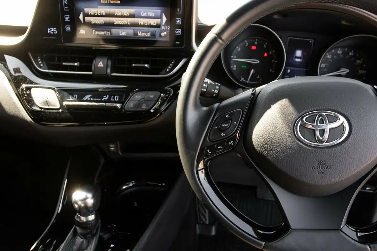 2017-toyota-c-hr-12-excel-cvt-big-18