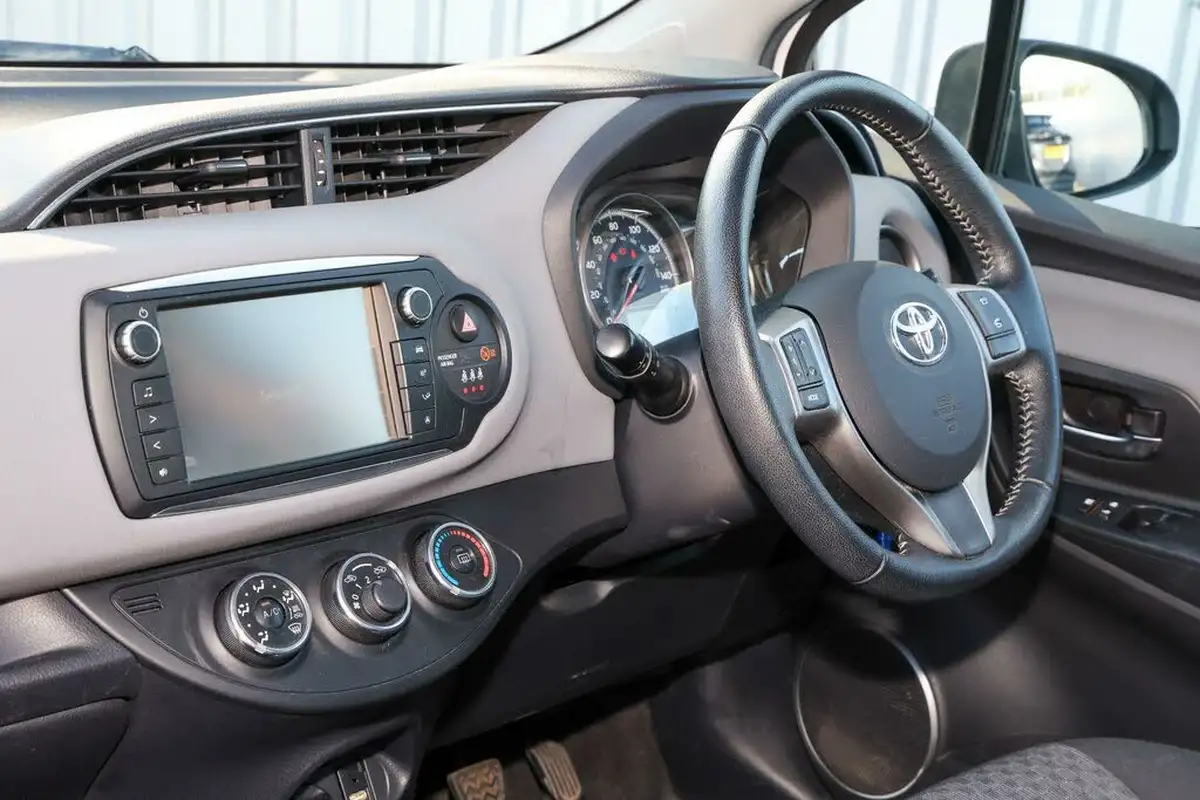 2015-toyota-yaris-133-icon-vvt-i-3d-big-5