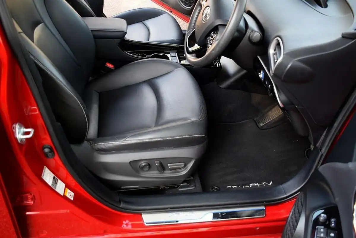 2020-toyota-prius-18-vvt-i-excel-plug-in-e-cvt-big-8