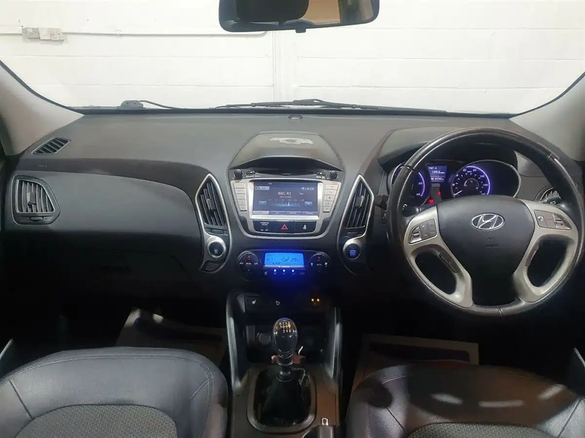 2012-hyundai-ix35-20td-premium-4wd-big-39