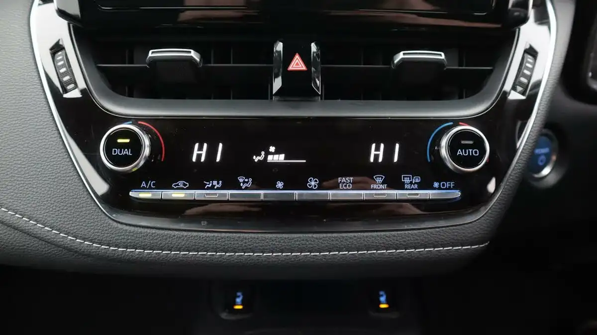 2021-toyota-corolla-18-vvt-i-design-trk-hatchback-5d-big-12