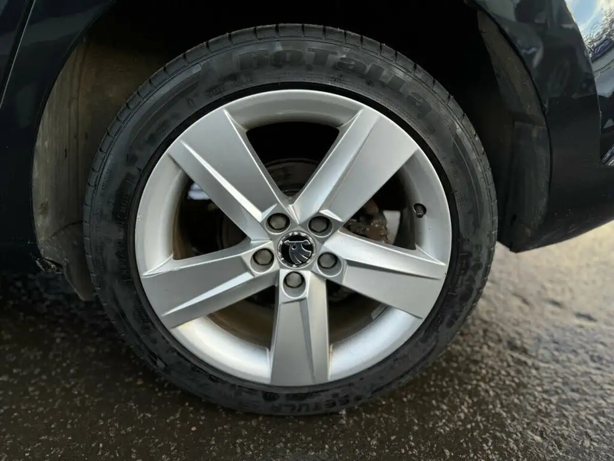 2015-skoda-rapid-spaceback-16tdi-se-tech-90ps-greentech-ss-1598cc-big-28