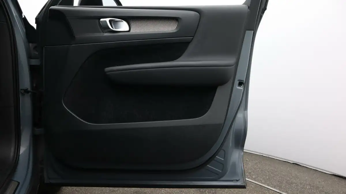 2020-volvo-xc40-15-t3-r-design-big-14