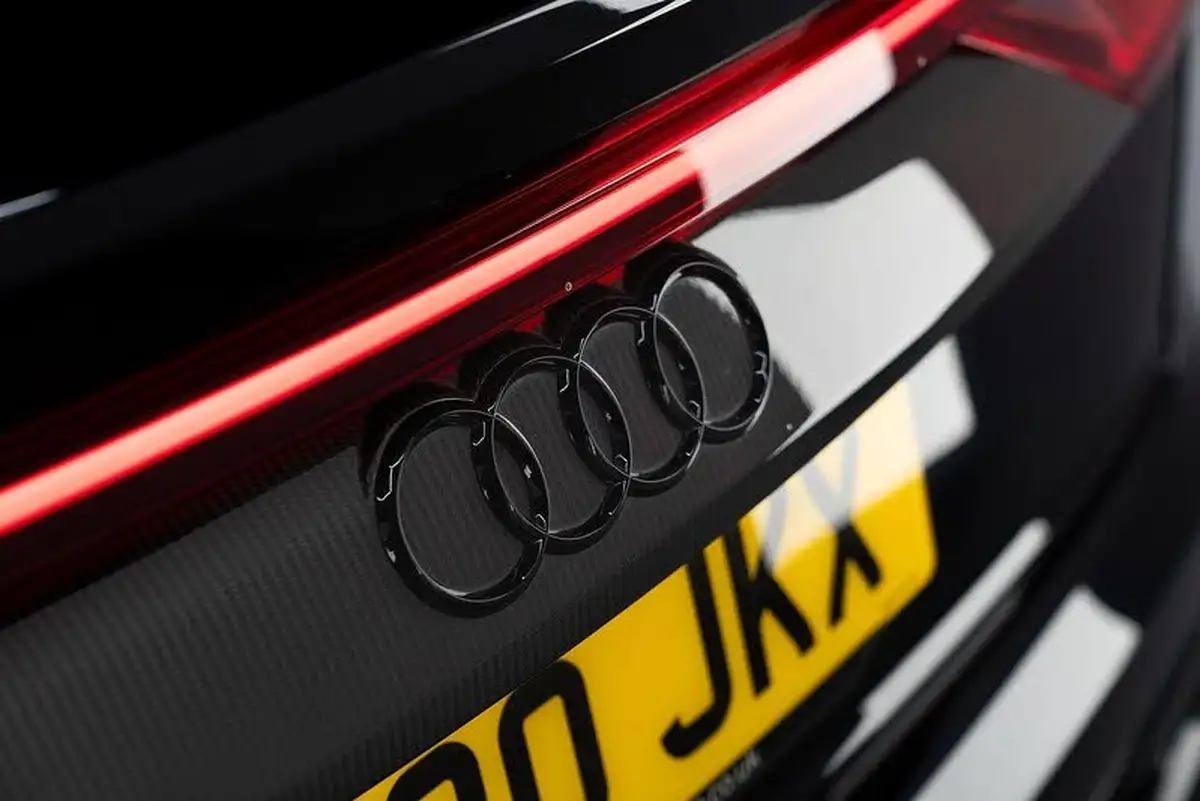2020-audi-rs-q8-40-tfsi-carbon-black-big-32