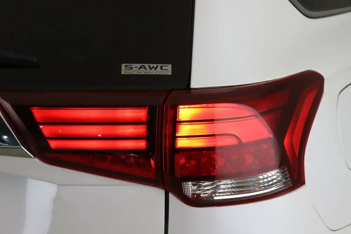 2020-mitsubishi-outlander-24-dynamic-phev-big-9