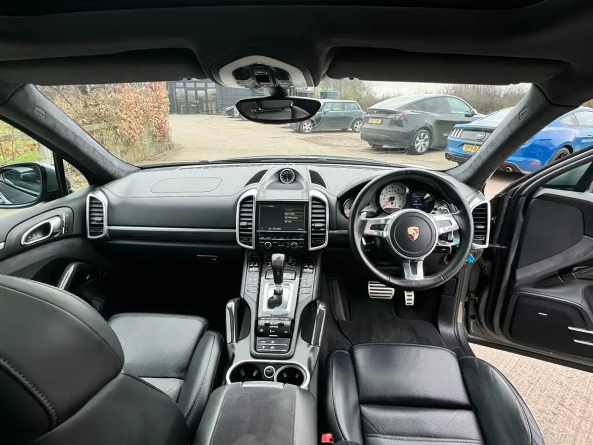 2014-porsche-cayenne-48-gts-big-13