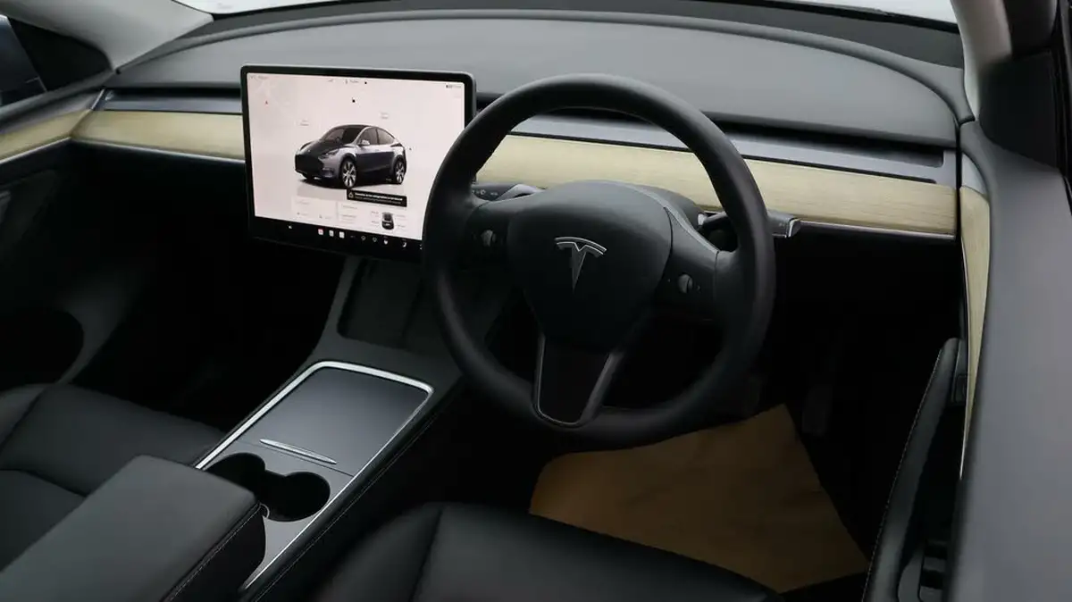 2022-tesla-model-y-e-long-range-big-8