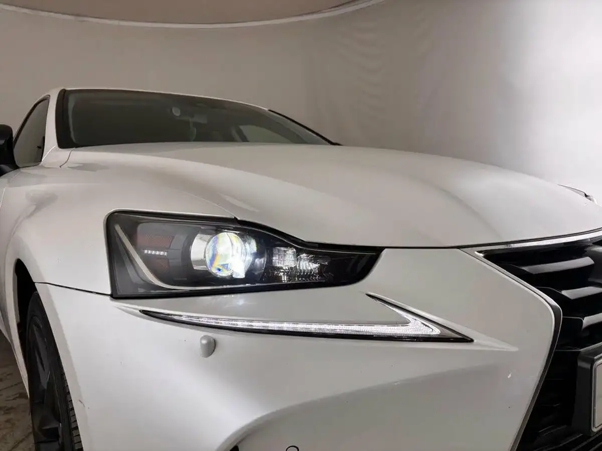 2017-lexus-is-300h-25-sport-big-9