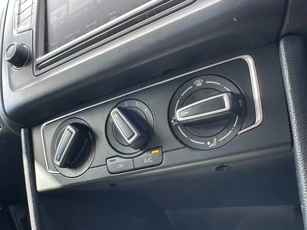 2015-volkswagen-polo-14tdi-se-5d-big-15