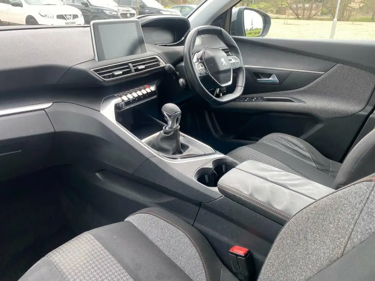 2017-peugeot-3008-suv-12-puretech-active-big-28
