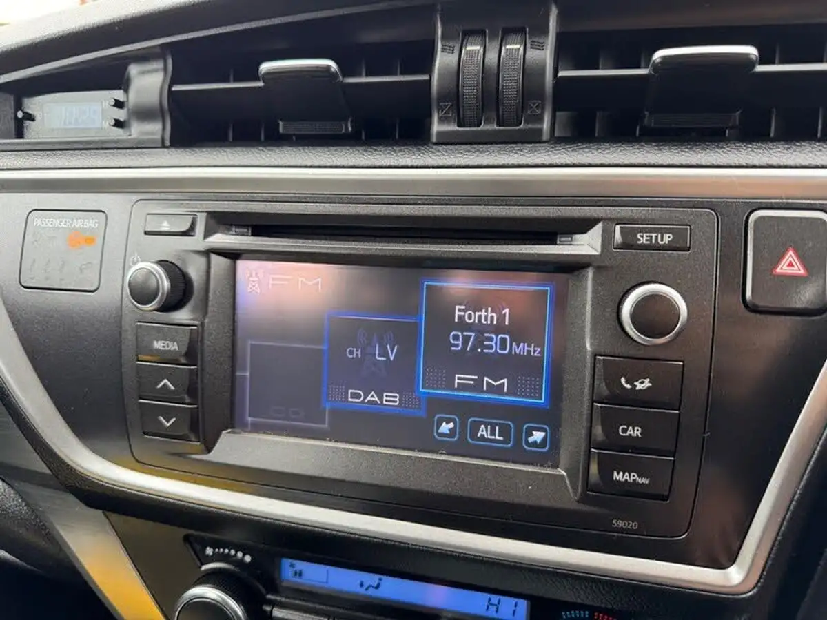 2014-toyota-auris-16-icon-hatchback-multidrive-s-big-20