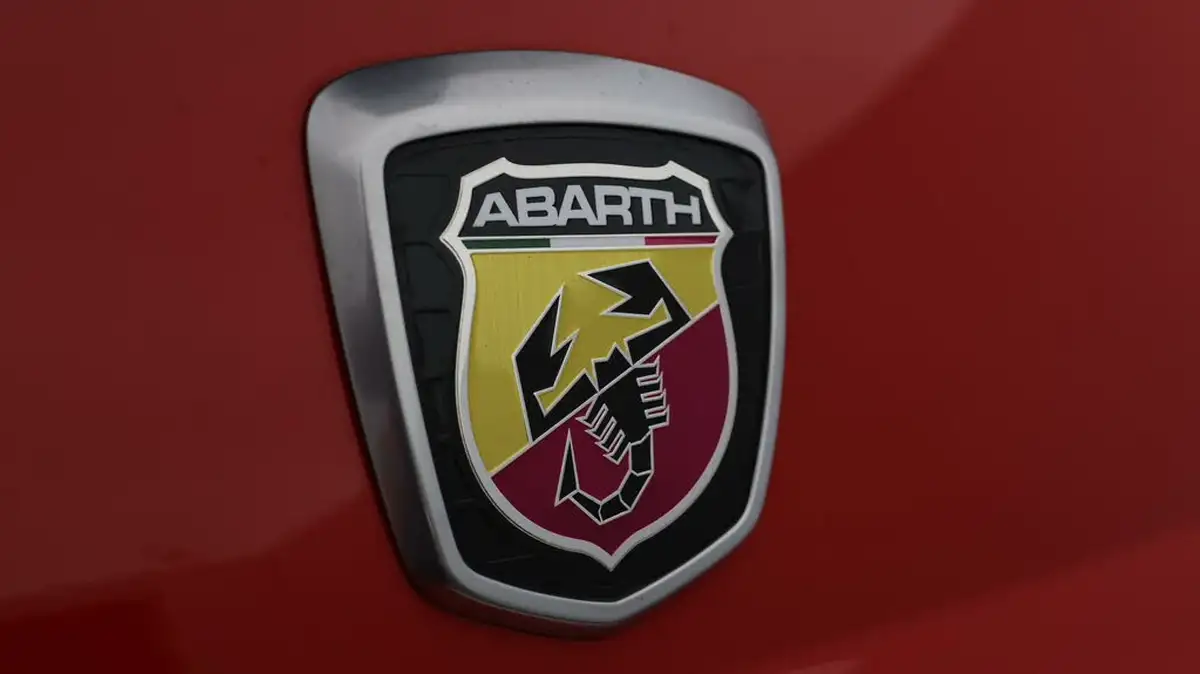 2018-abarth-595-14-tjet-big-19