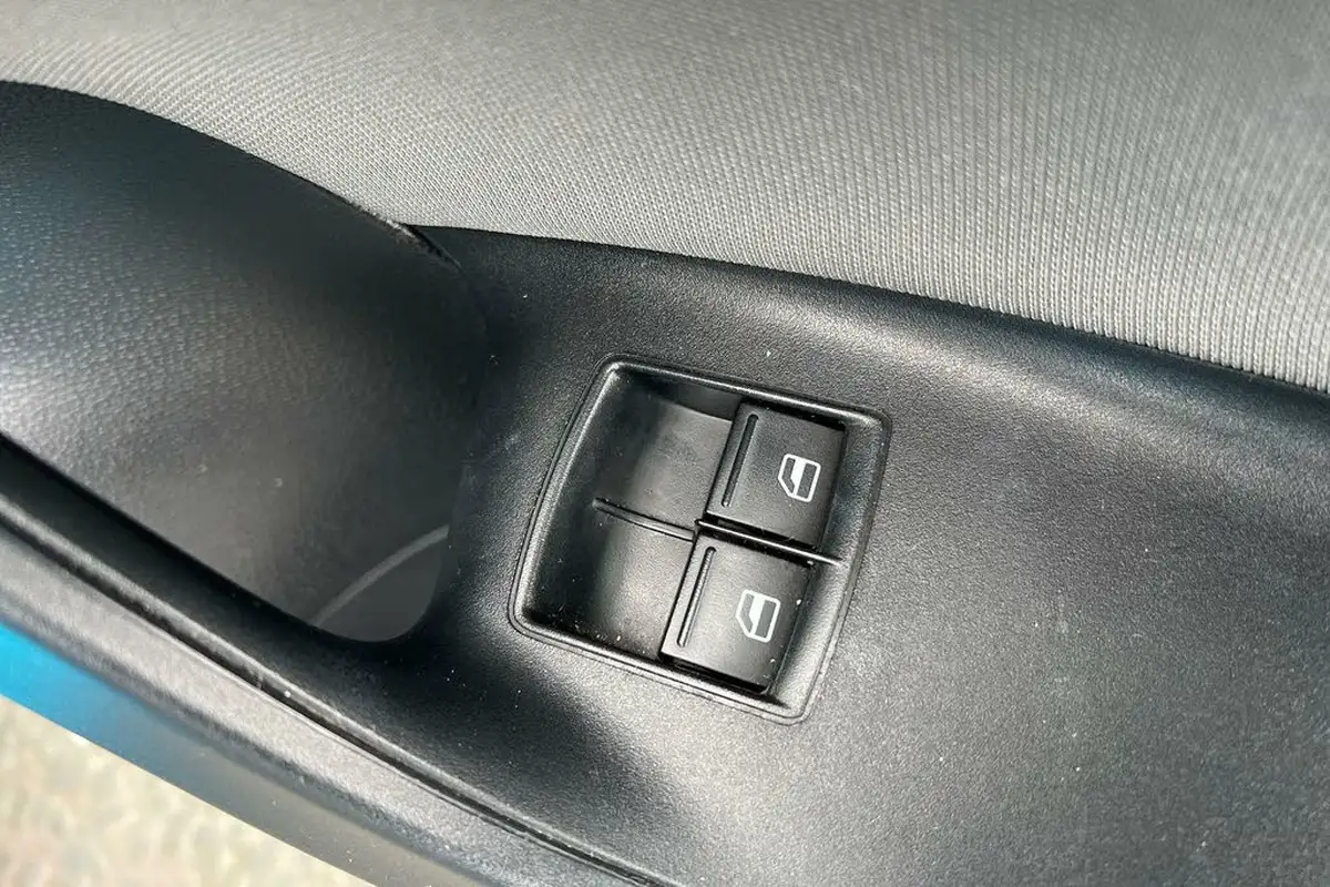 2015-seat-ibiza-14-toca-hatchback-5d-big-19