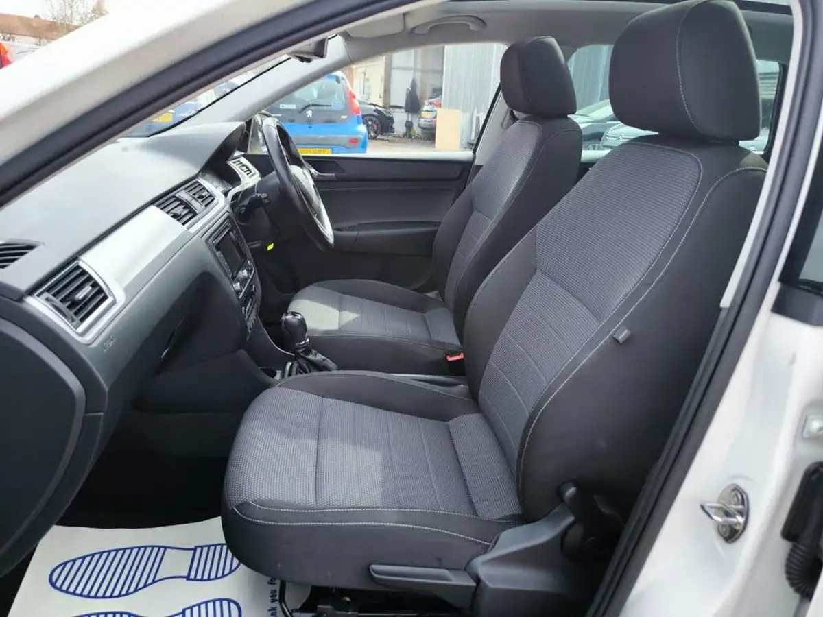 2014-skoda-rapid-spaceback-14-elegance-greentech-big-18