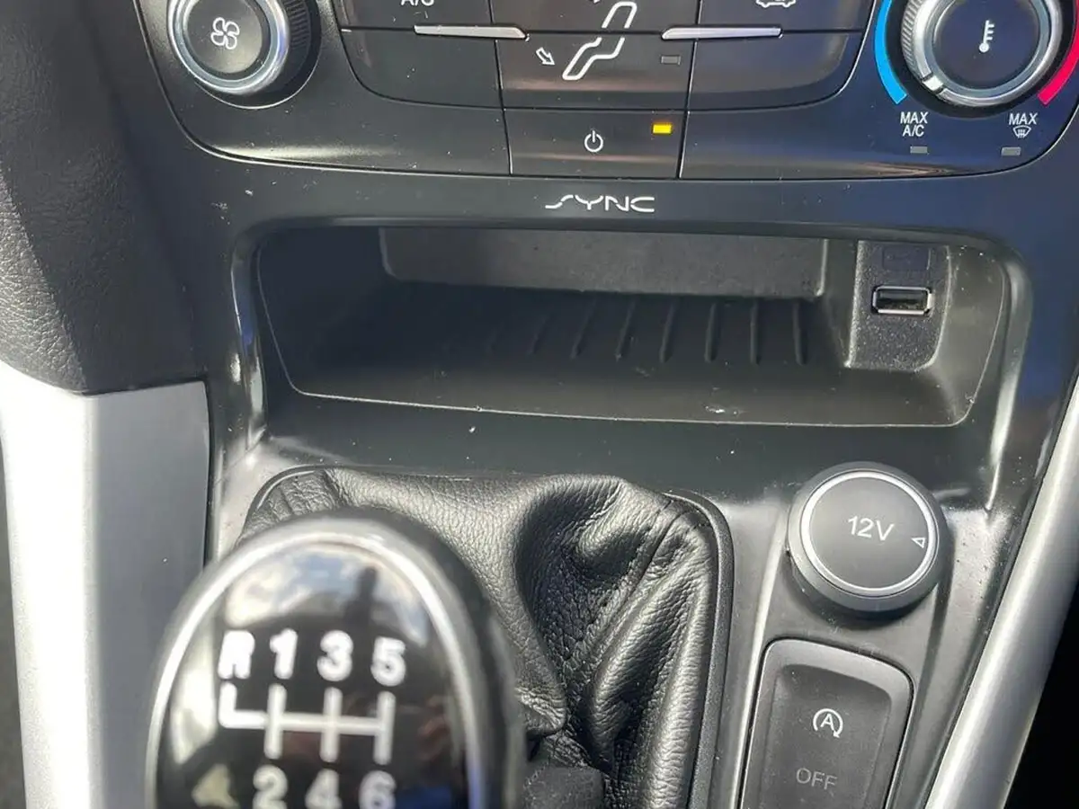 2015-ford-focus-10-zetec-t-125ps-hatchback-big-14