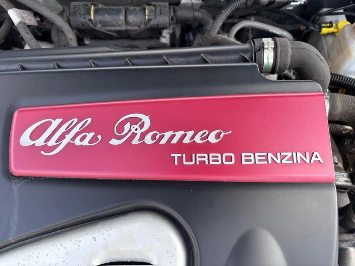 2011-alfa-romeo-giulietta-14-lusso-tb-120bhp-big-14