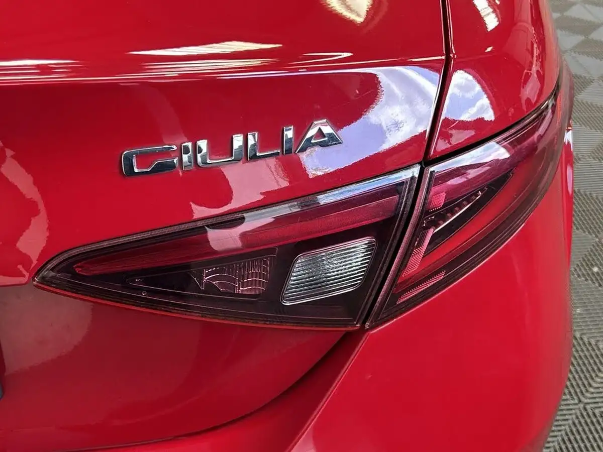 2018-alfa-romeo-giulia-20-veloce-big-20