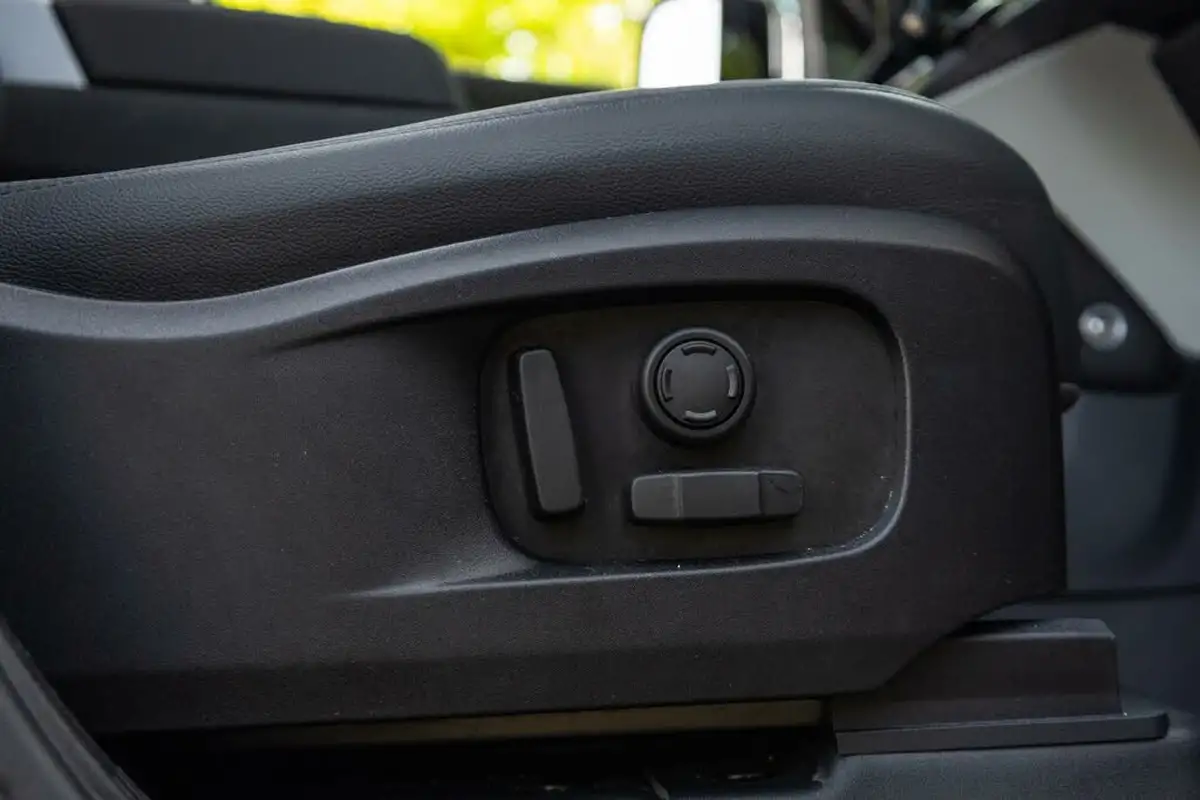 2024-land-rover-110-defender-30-d250-xs-edition-big-7