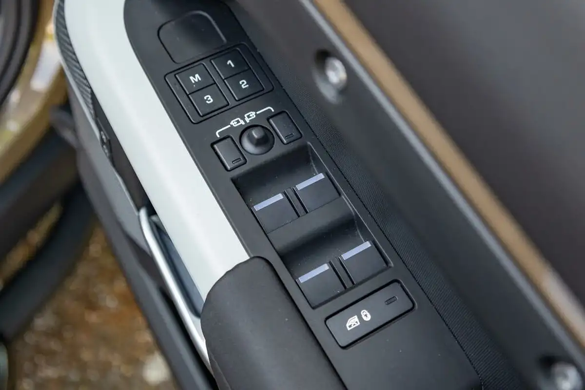 2024-land-rover-110-defender-30-d250-xs-edition-big-35