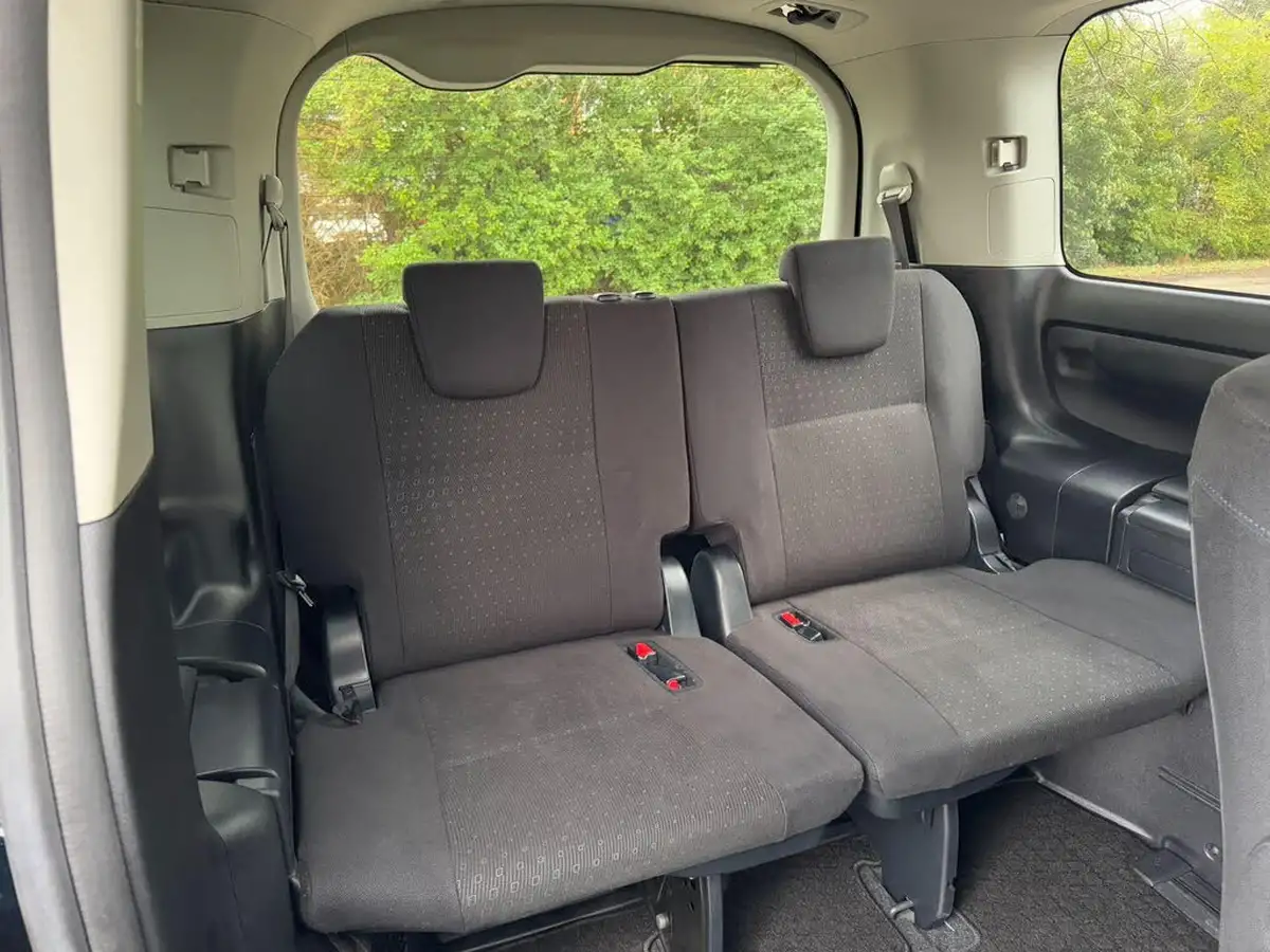 2015-toyota-voxy-18-hybrid-big-38