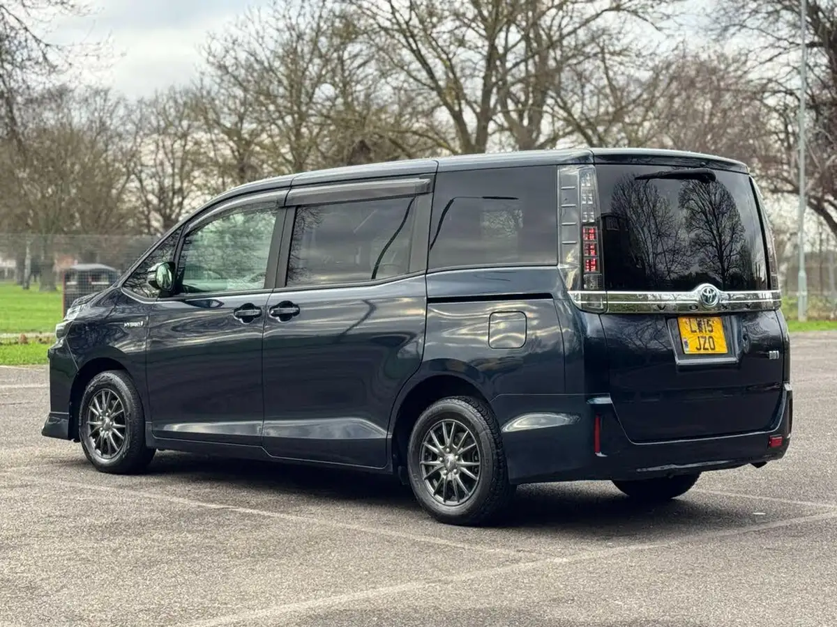 2015-toyota-voxy-18-hybrid-big-10