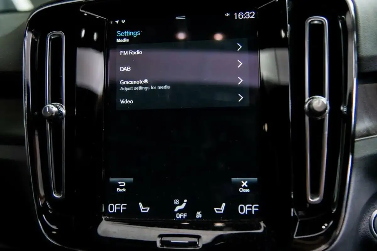2023-volvo-xc40-15-t5-ultimate-dark-big-35
