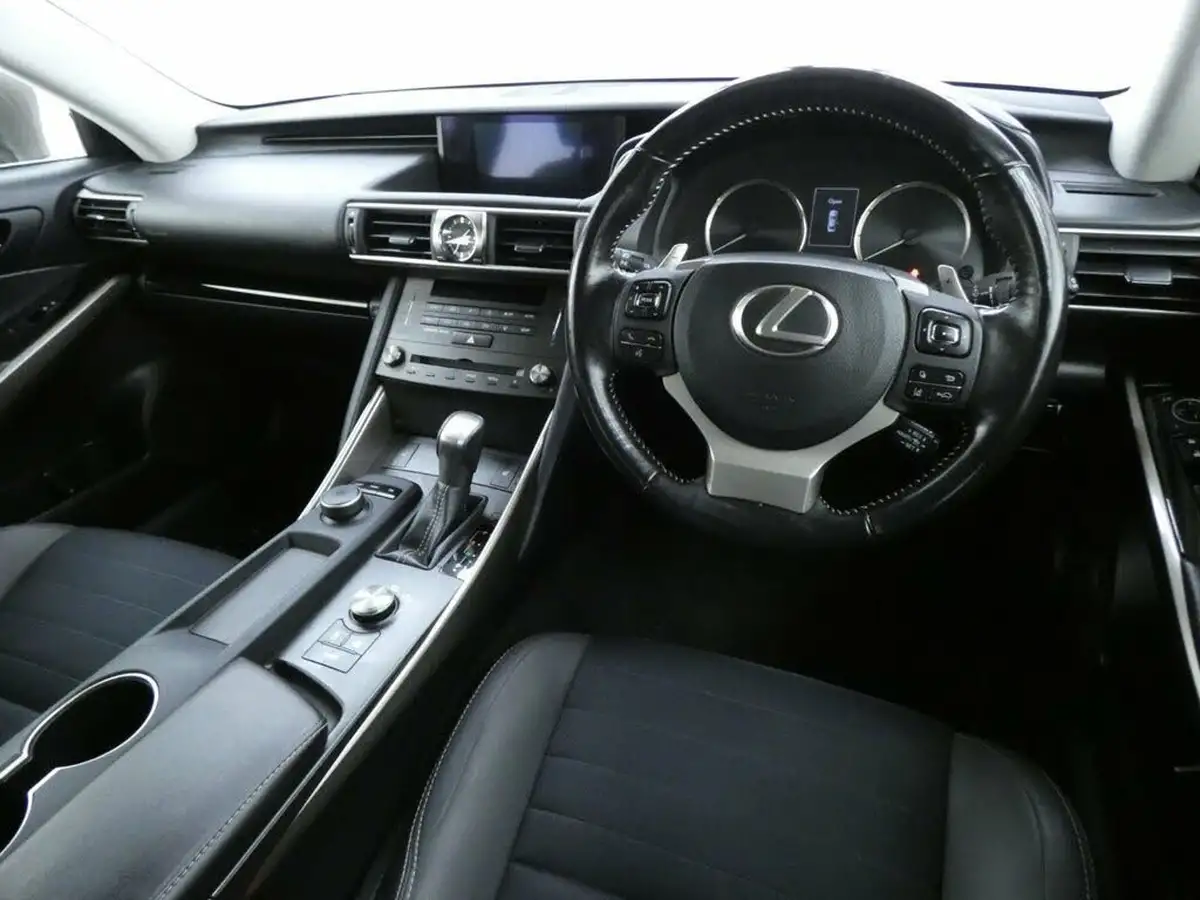 2020-lexus-is-300h-25-is-big-21
