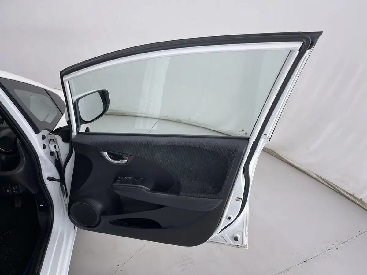 2013-honda-jazz-14-es-plus-big-28