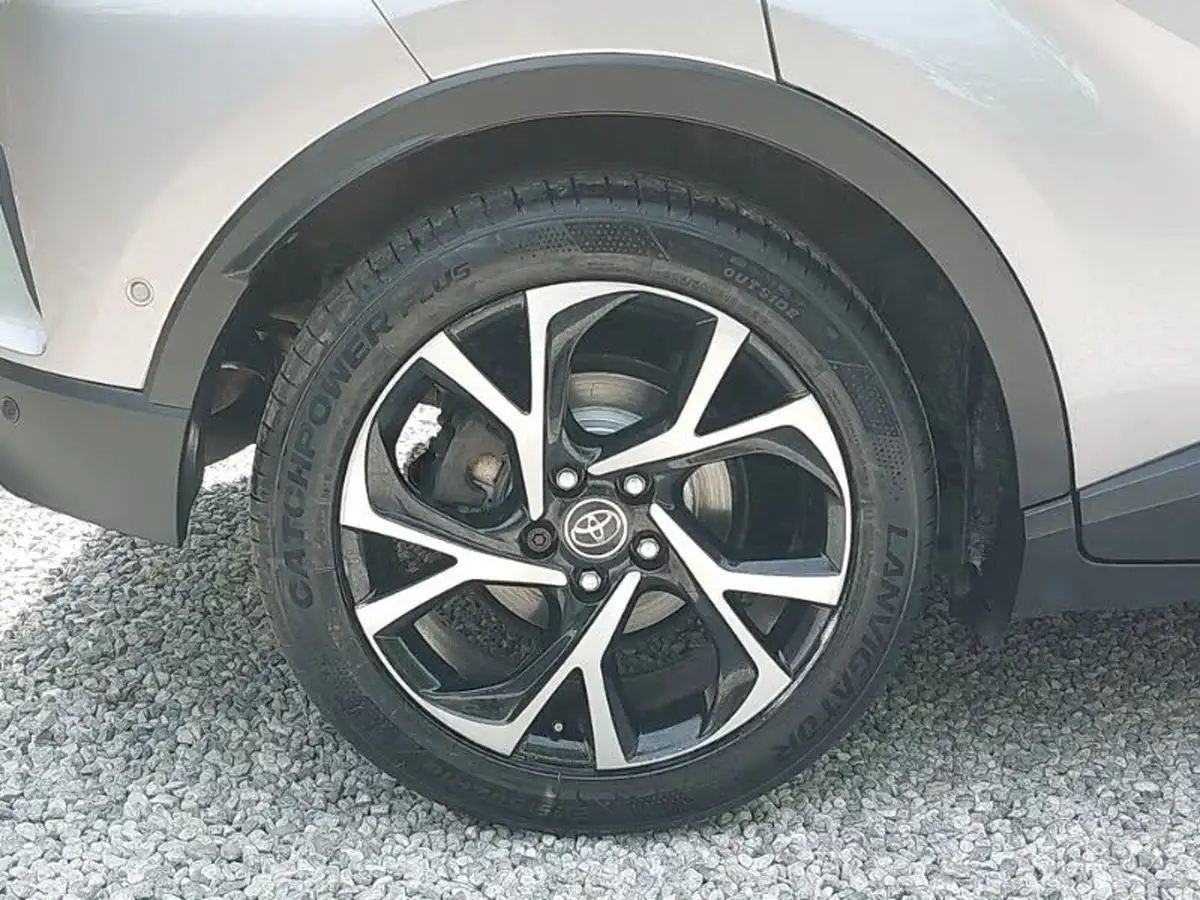 2017-toyota-c-hr-12-dynamic-big-11
