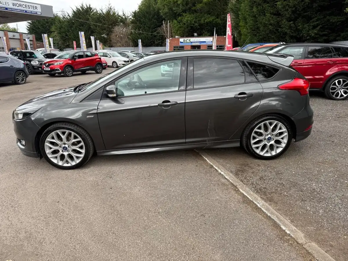 2017-ford-focus-15tdci-st-line-hatchback-big-6