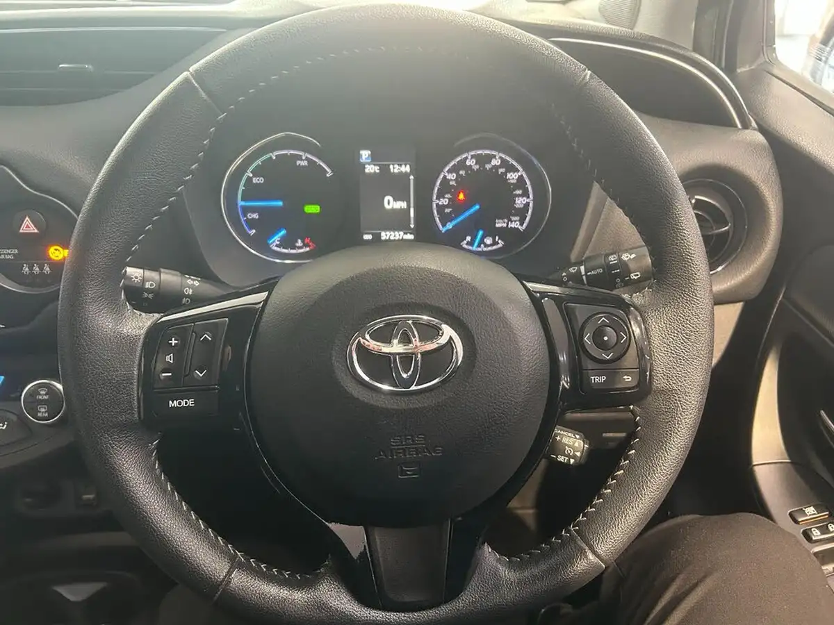 2018-toyota-yaris-15-vvt-i-design-hybrid-big-9