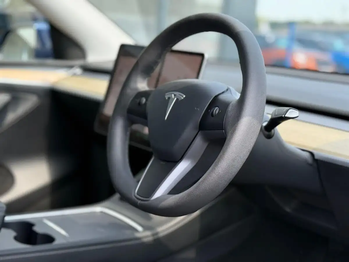 2023-tesla-model-y-e-long-range-big-4