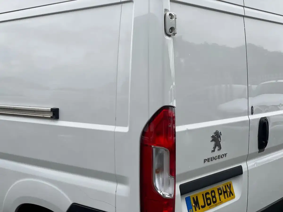 2019-peugeot-boxer-20-bluehdi-professional-335-l3-h2-big-26