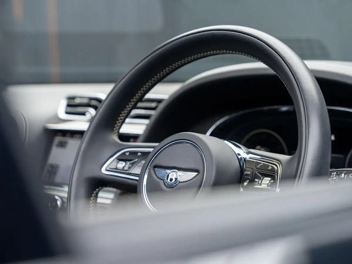 2019-bentley-bentayga-40-v8-big-50