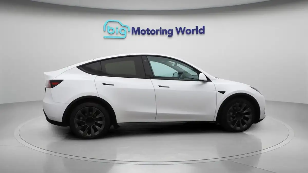 2022-tesla-model-y-e-long-range-big-8