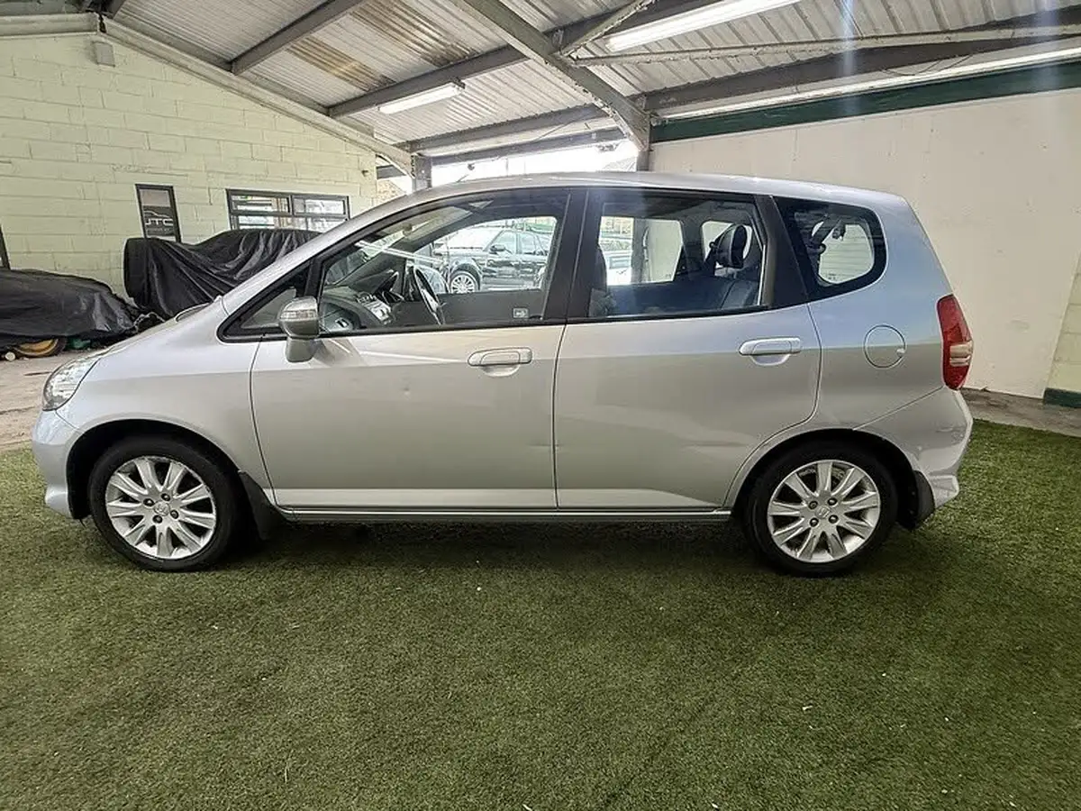 2009-honda-jazz-14-se-cvt-7-big-4