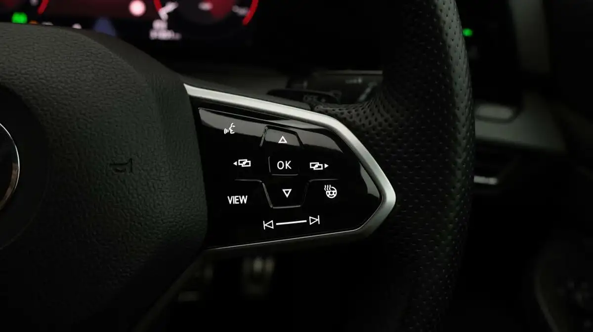 2022-volkswagen-golf-15-etsi-r-line-150ps-hatchback-big-26