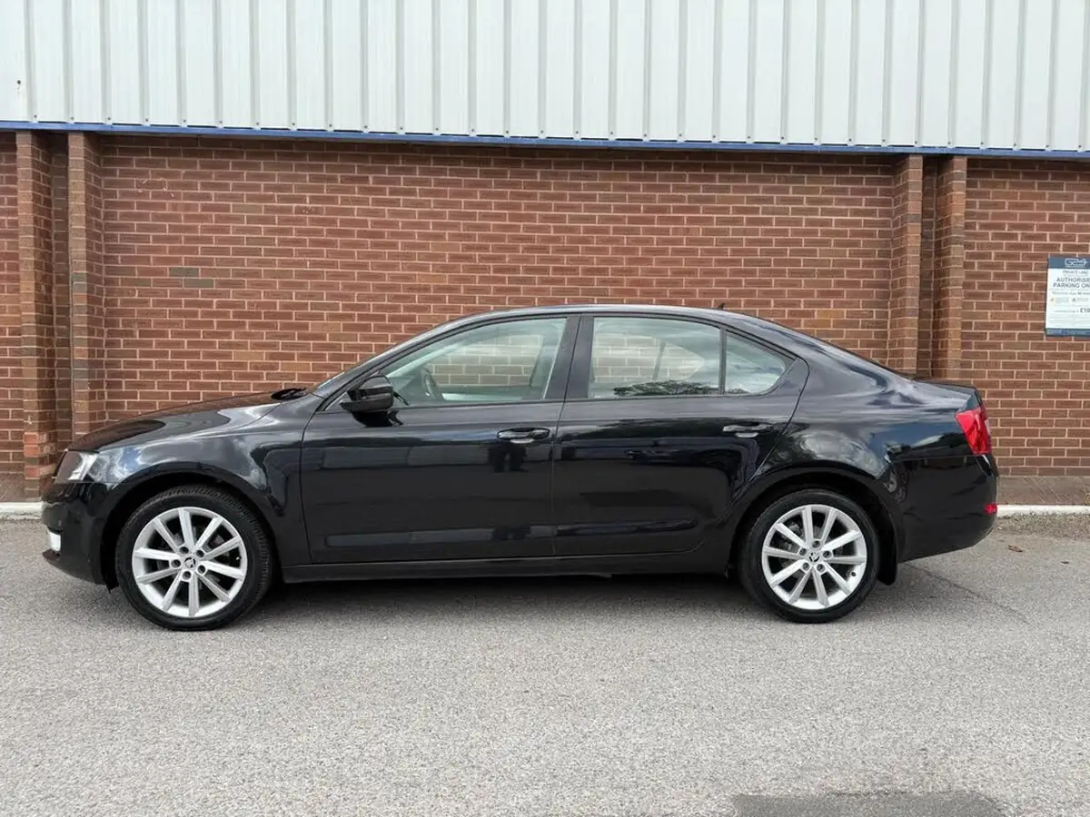 2014-skoda-octavia-16tdi-elegance-hatchback-big-2