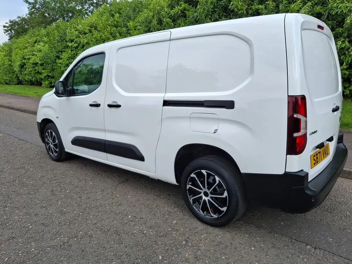2022-vauxhall-combo-15cdti-dynamic-2300-100pseu6dt-l2h1-panel-big-16