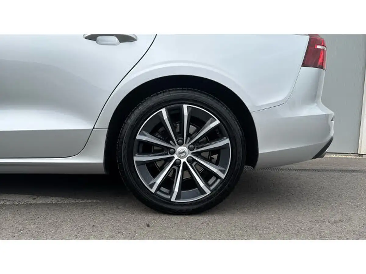 2021-volvo-v60-20-b3-momentum-161bhp-big-15