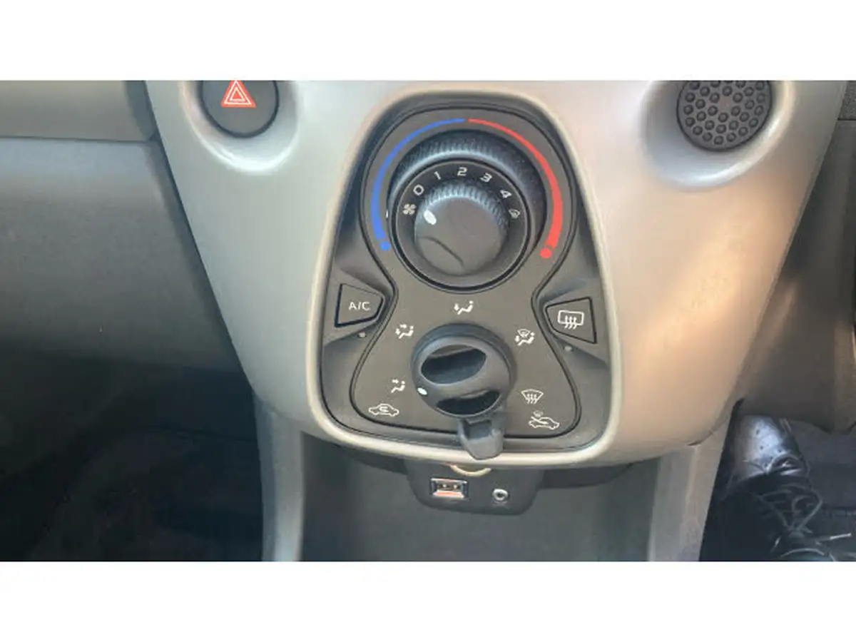 2017-toyota-aygo-10-vvt-i-x-play-71bhp-5d-big-29