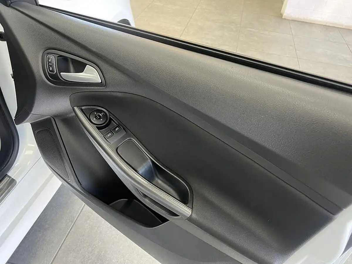 2018-ford-focus-15-st-line-hatchback-big-13