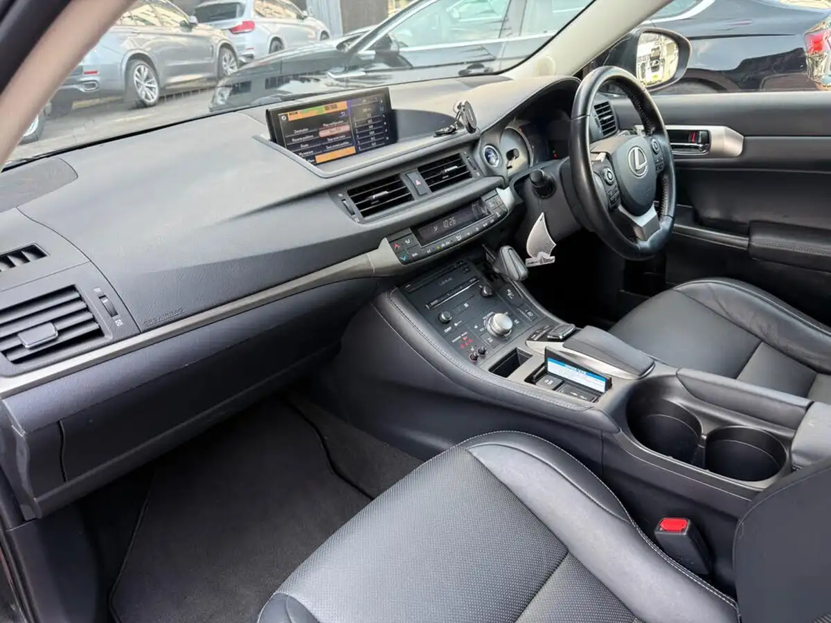 2020-lexus-ct-200h-18-ct-big-28