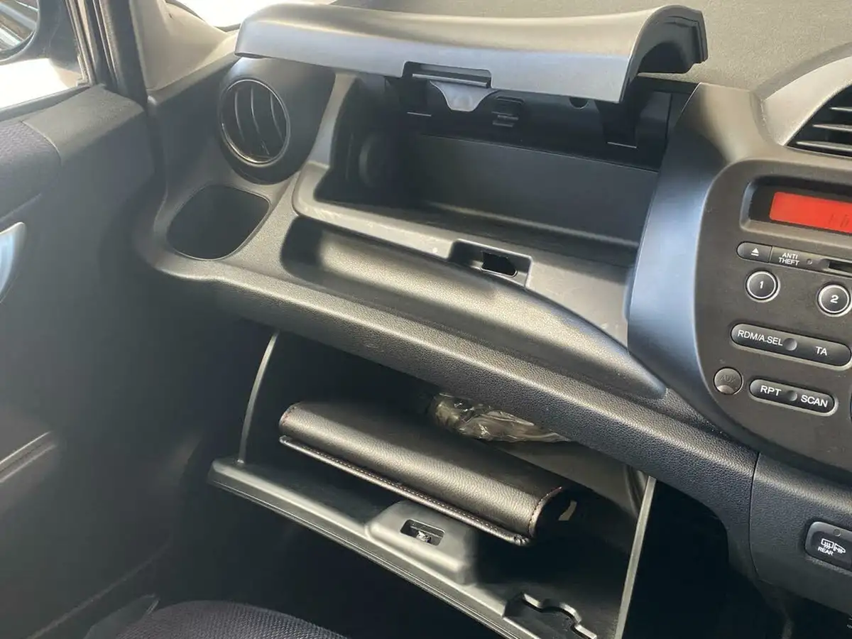 2012-honda-jazz-14-es-cvt-big-25