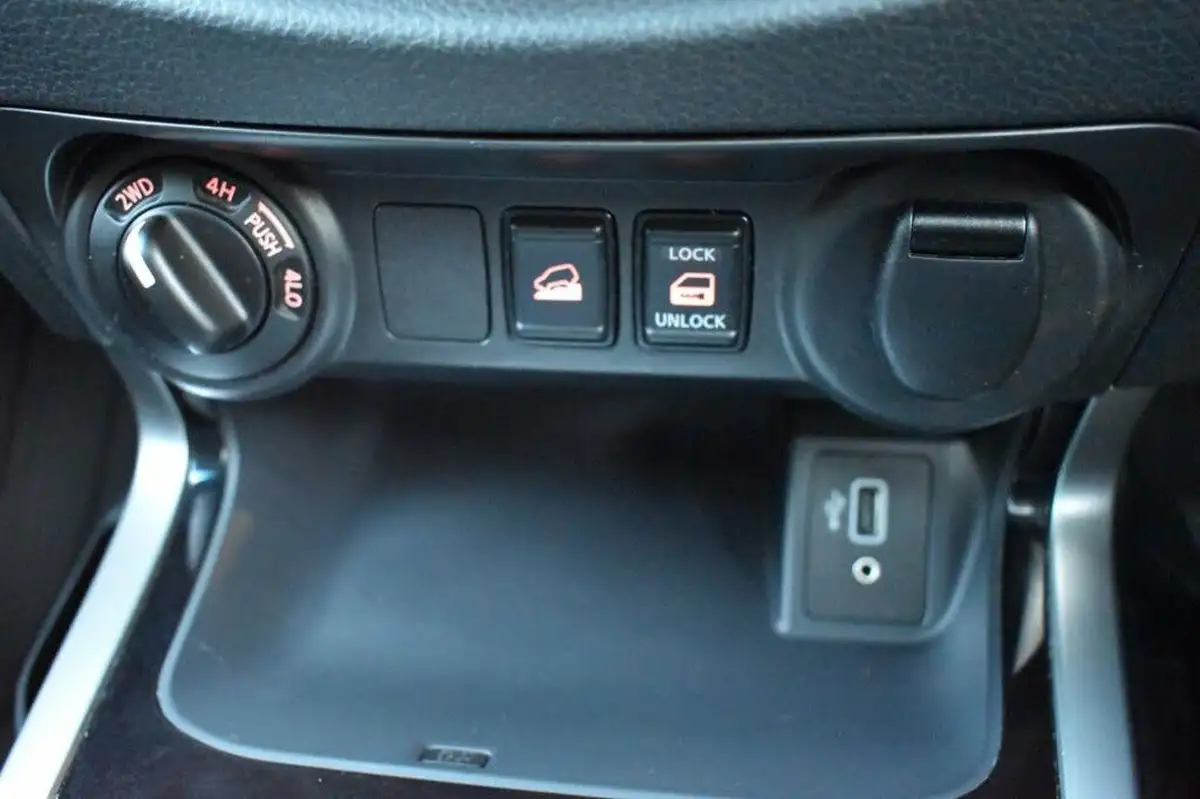 2020-nissan-navara-23dci-tt-n-guard-8-navileathersunroof-auto-big-12