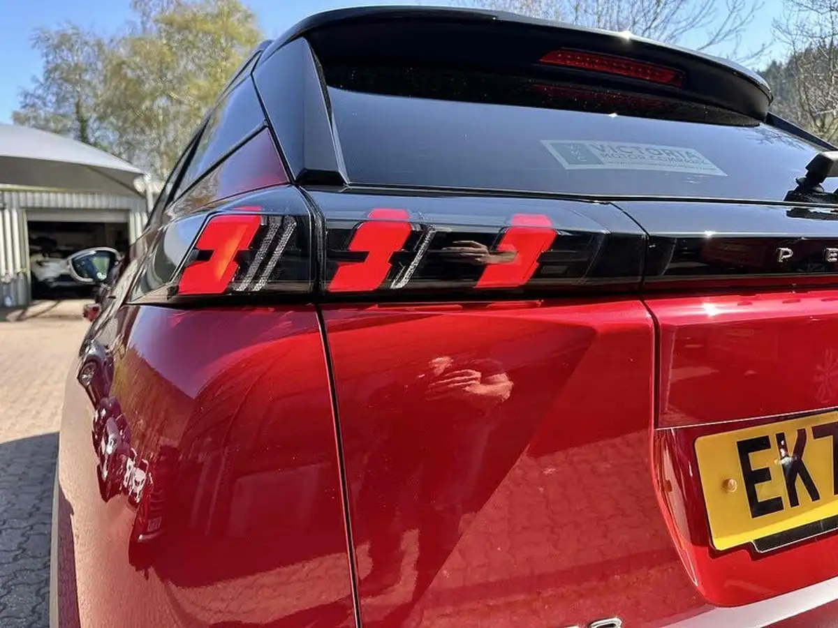 2022-peugeot-2008-suv-12-puretech-gt-premium-130bhp-big-16