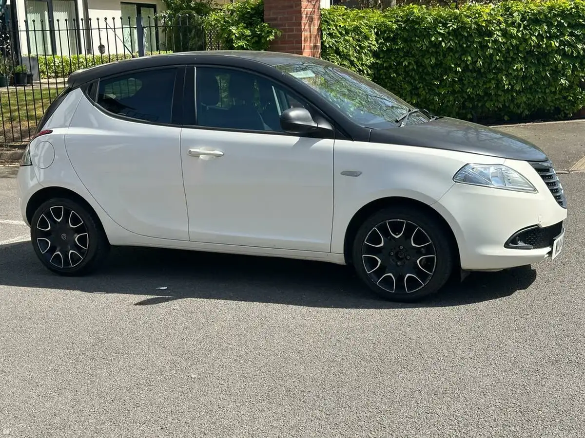 2014-chrysler-ypsilon-12-s-big-1